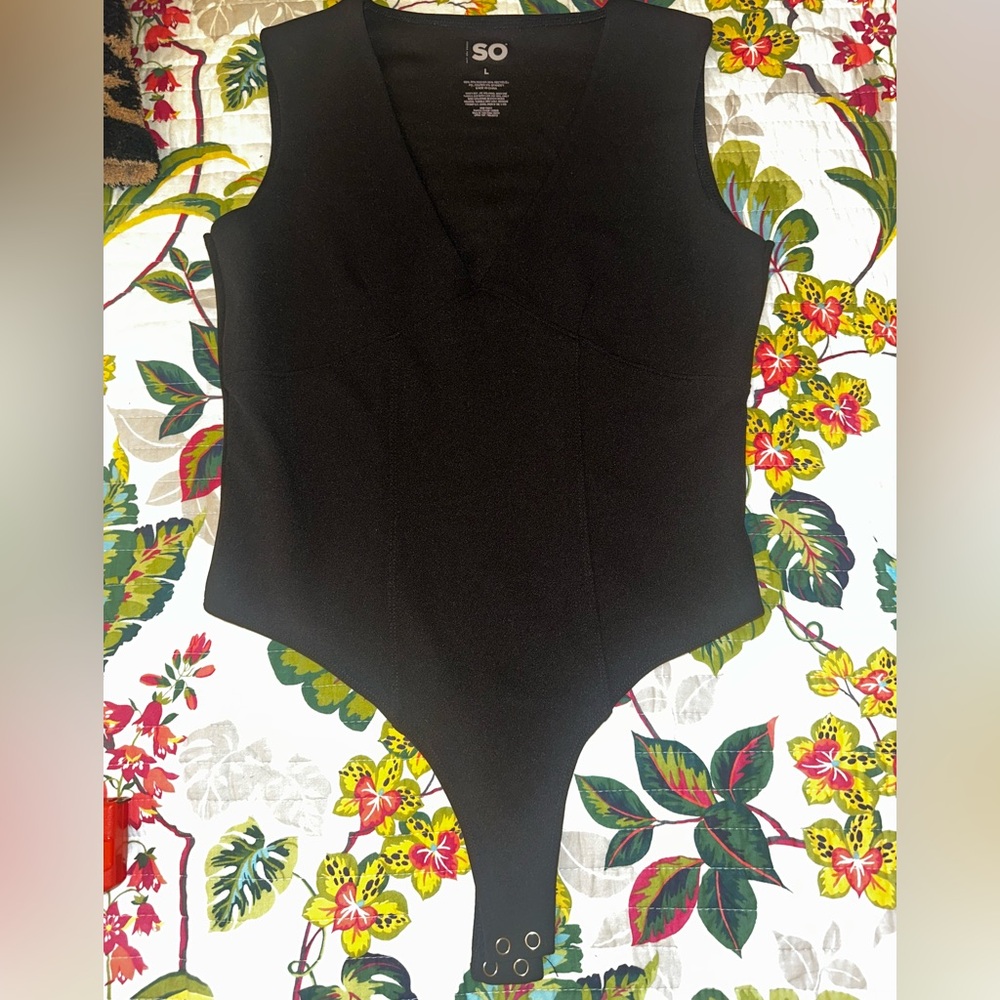 Black Women’ Bodysuit in Size L, Deep-V front.